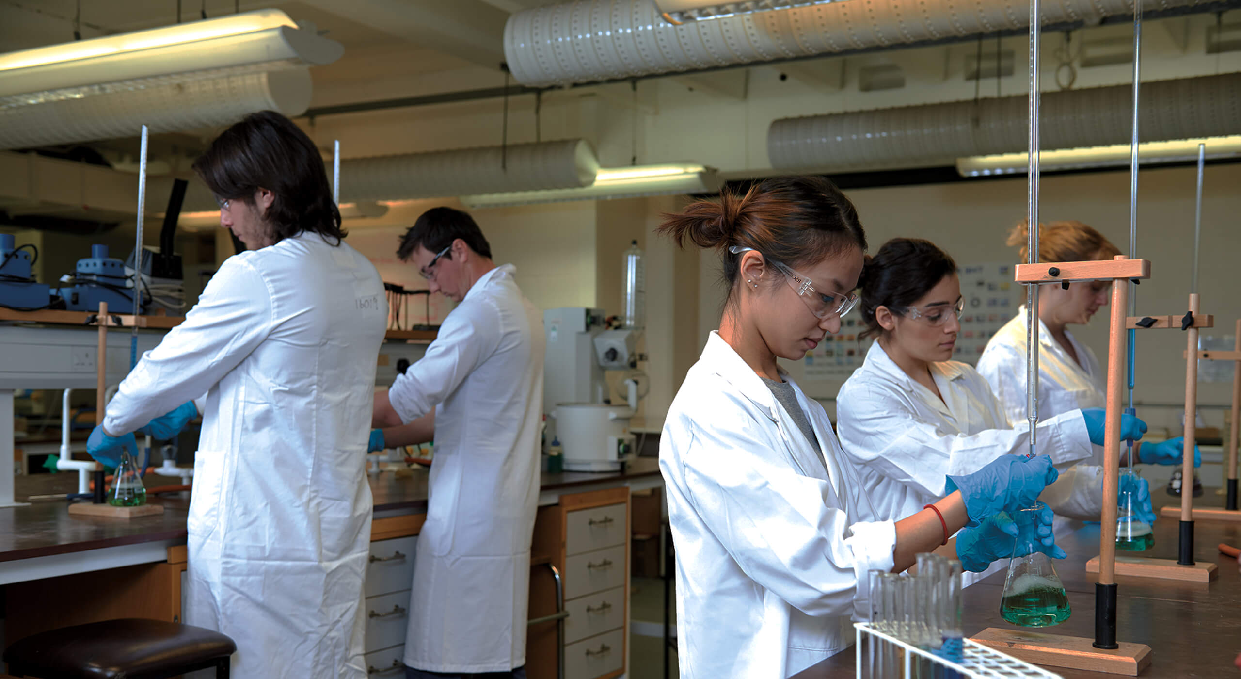 Advanced Biomedical Science | Scientists working in lab environment