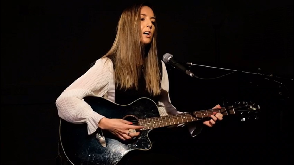 Rachel Jack with guitar 